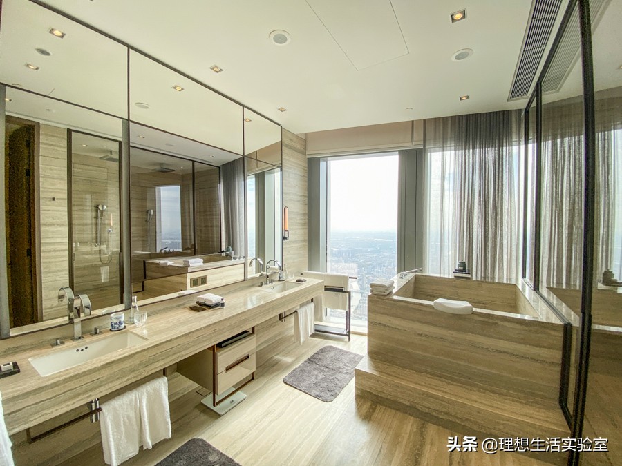 住在广州瑰丽酒店看外面风景,广州瑰丽酒店看到整个广州夜景