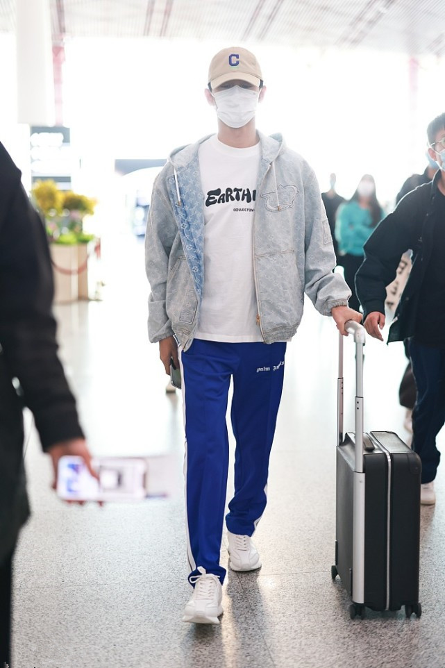 王凯穿夹克配灰毛衣,王凯机场穿牛仔外套