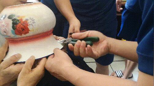 痰盂卡住小孩视频,痰盂卡住孩子