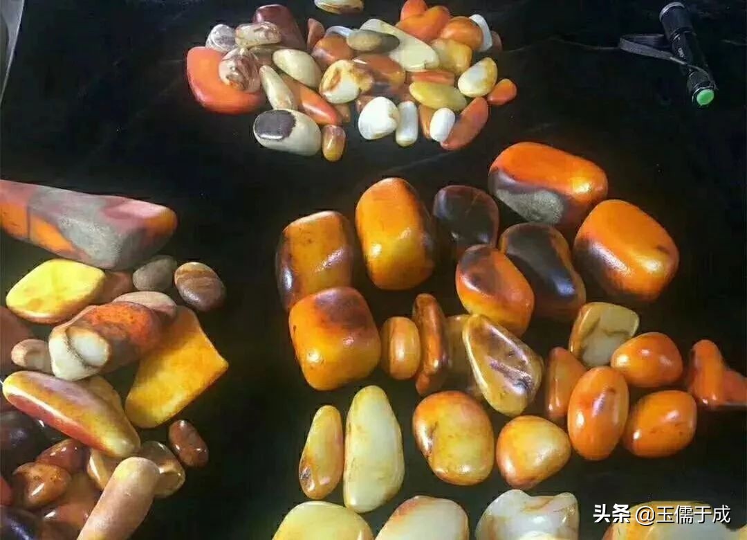 顶级和田玉红沁黄沁籽料,和田玉红沁黄沁籽料