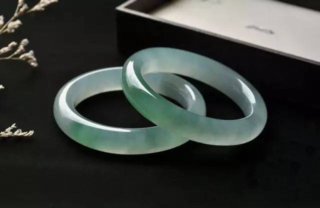 翡翠手镯正圈和圆条的区别,翡翠手镯有空心的吗