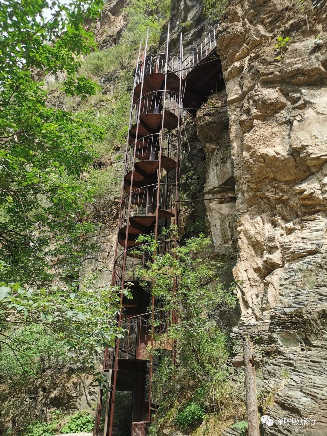 靖西双龙峡网红小火车,京西小九寨二日游