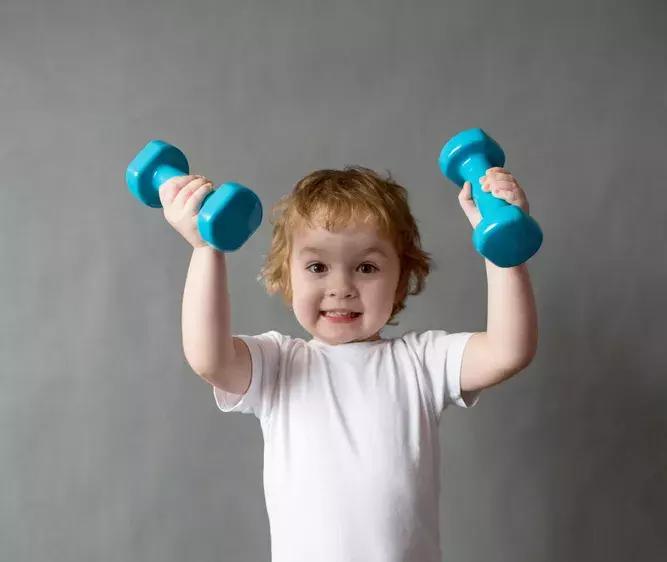 90后老阿姨举不起的哑铃，被一个4岁半的小正太举起来了……