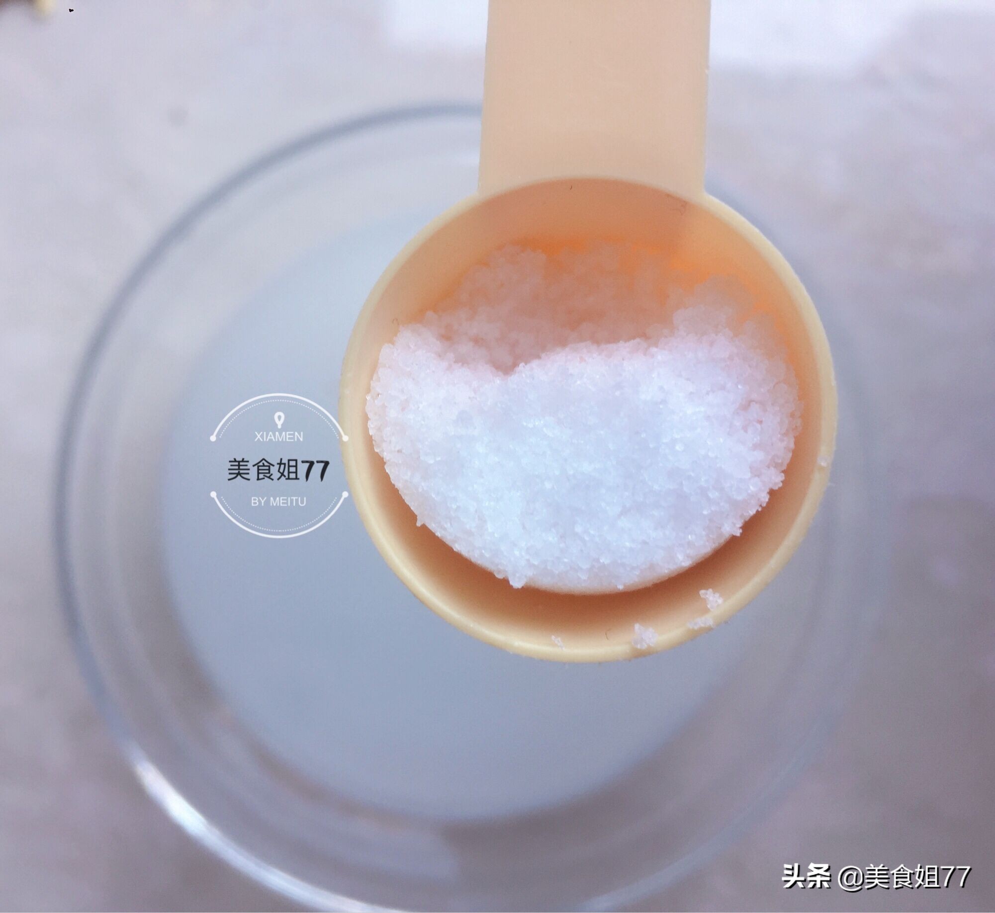 草莓怎么洗里面的脏东西才能出来,清洗草莓时只用盐和清水洗