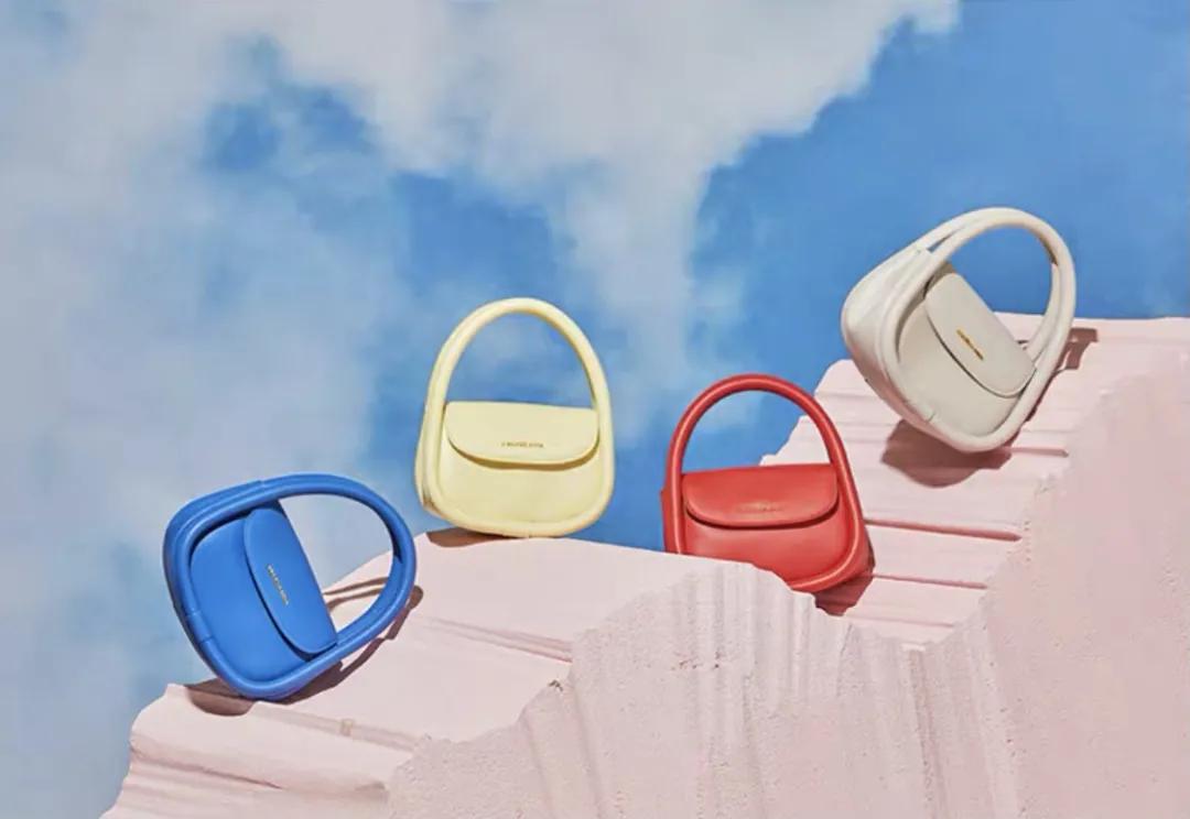 买了一大堆便宜包包,买了一个包回来发现包里有钱