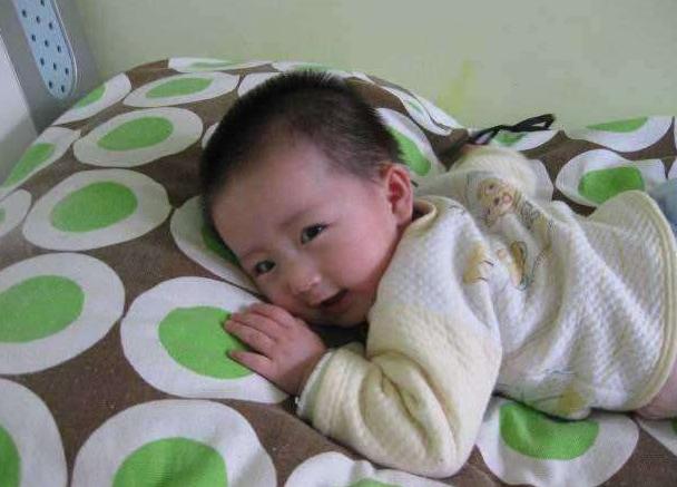 宝宝头型睡扁如何纠正,青年扁头可以通过睡姿矫正吗