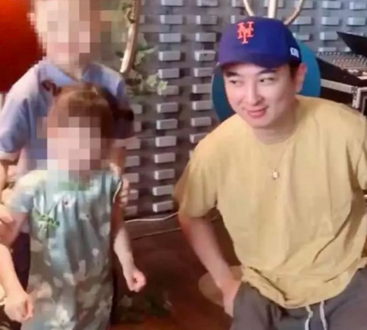 王思聪带女友买奢侈品,王思聪带神秘女朋友逛街