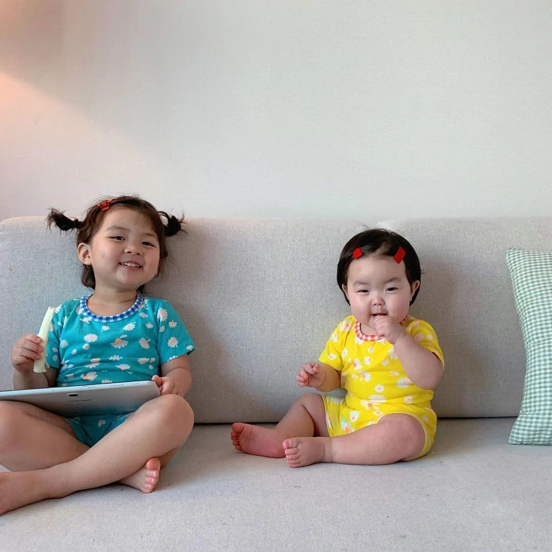 罗熙站在板凳上的情侣头像,罗熙彩色头像图片