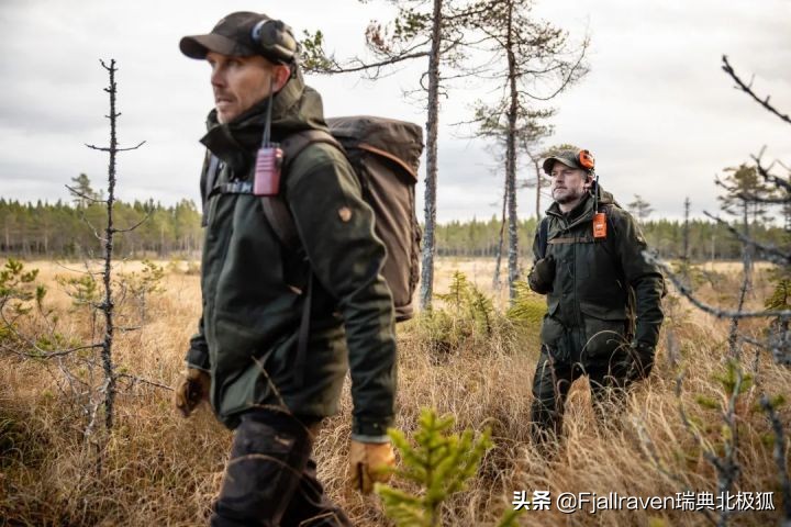 冲锋衣哪个比较适合年轻人穿,哪款冲锋衣比较好穿