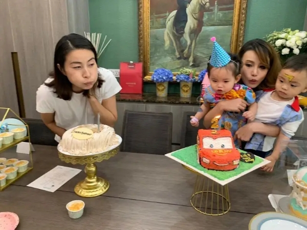 郭晶晶罕见参加聚会,穿白T恤搭运动裤素颜上镜,气质高贵美翻了