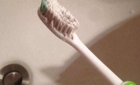 牙缝里的牙垢怎么去掉,牙缝中的牙垢怎样清除