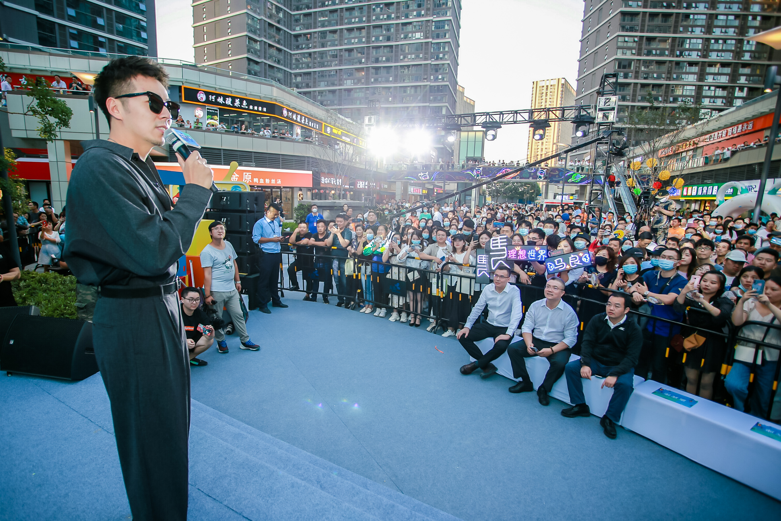 星奥回顾|龙湖南京江北天街炫新启幕,马良热力开唱引爆全场