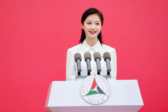 校花冯琳又火了，在中传开学典礼上发言，网友问：CCTV会抢人吗？