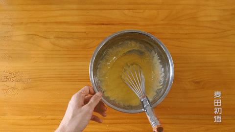 戚风蛋糕要怎么做才不会塌陷,做的戚风蛋糕底部总是凹进去