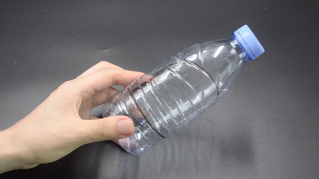 厨房里放个塑料瓶太厉害了，现在知道也为时不晚，尽早叮嘱家里人