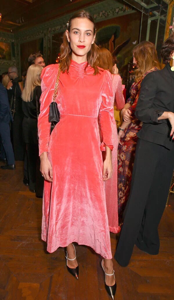 张馨予的露脐装照,张馨予晒近照穿着宽松花式遮肚