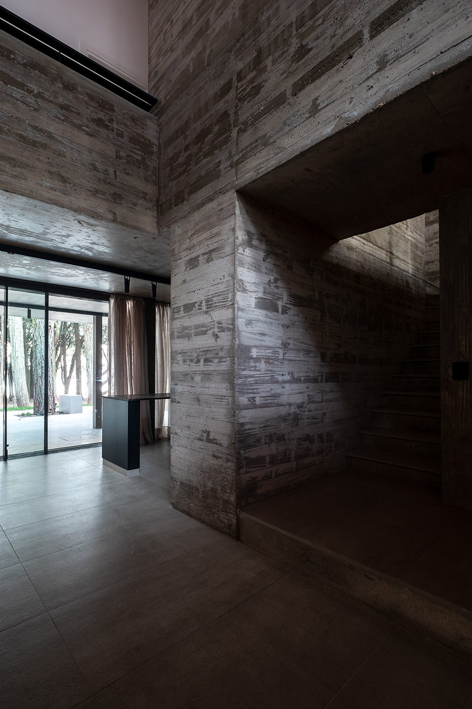 顺应场地高差，面向湖景：这个住宅看起来旧旧的，内部却光影斑驳