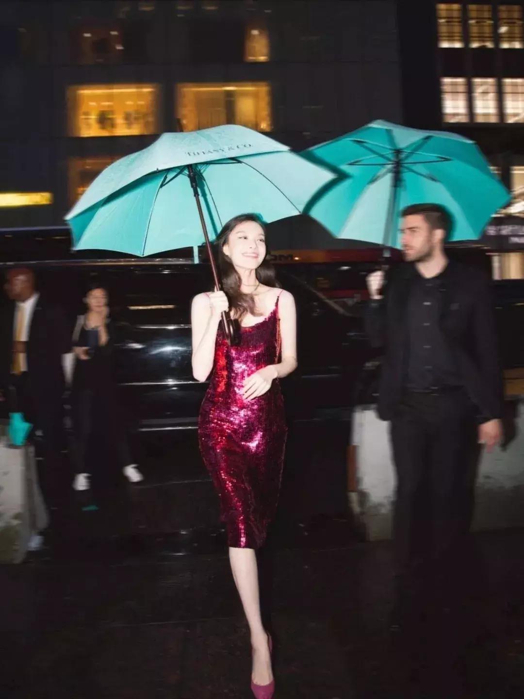 洋气上档次吊带裙秋冬内搭,今年最火的吊带裙内搭