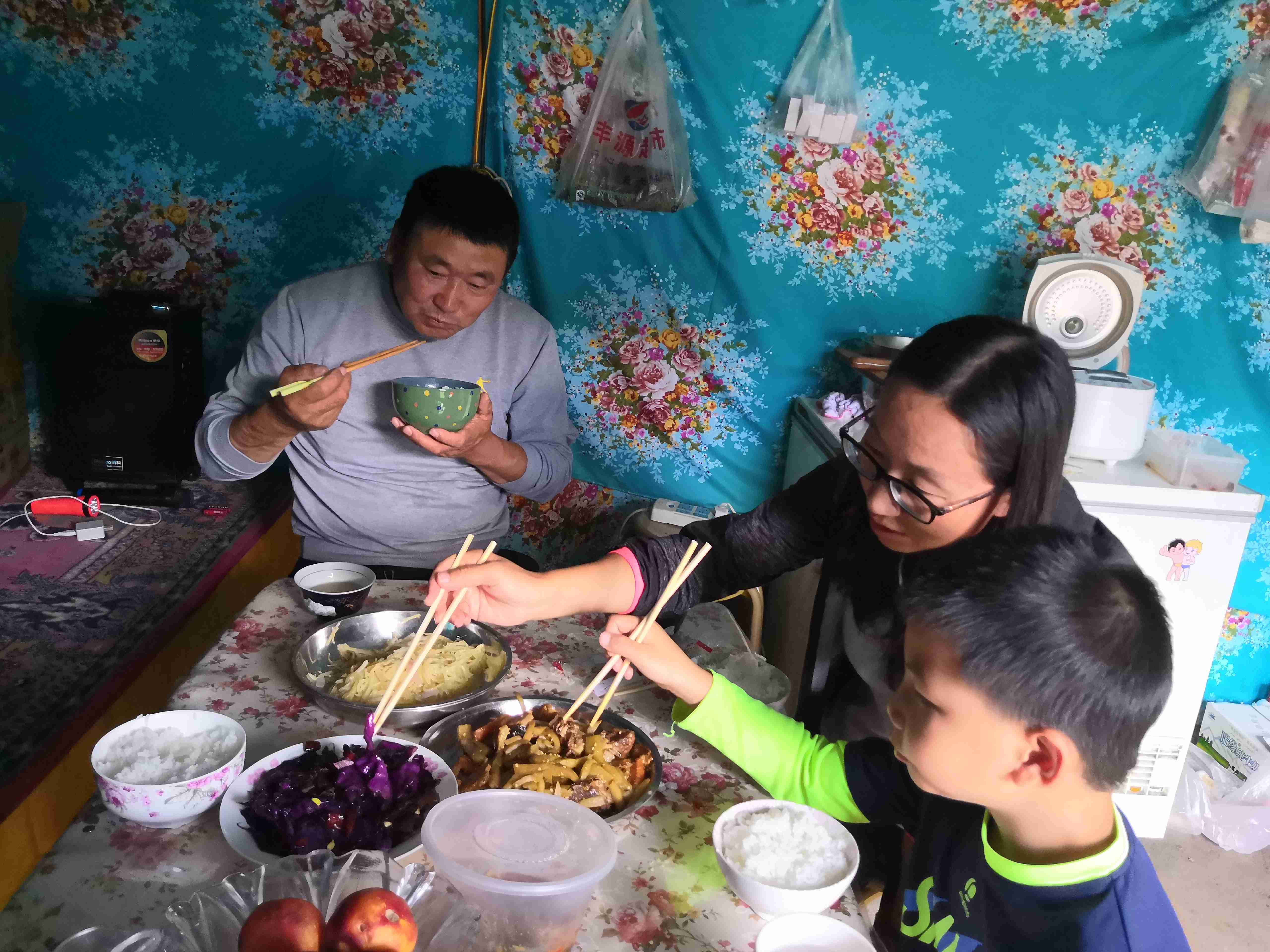 *疆新**蒙古包旅店老板，看他一天的收入多少，一个月就抵我一年工资