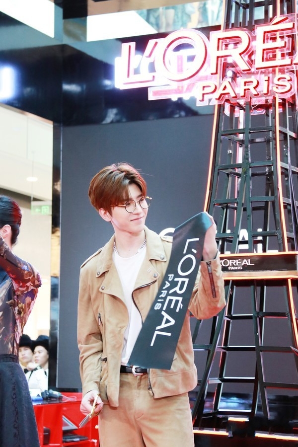 蔡徐坤欧莱雅项链,蔡徐坤米兰时装周diesel