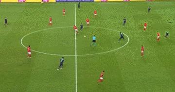 22岁荷兰天才9号：拜仁眼中的莱万接班人，去巴黎会是梅西好搭档