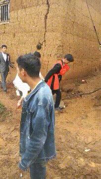 穿恨天高坐地铁的社死现场，两位男士都不忍看这次“崴脚表演”
