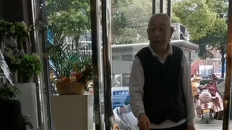 91岁爷爷给奶奶买玫瑰花,91岁爷爷买玫瑰花给90岁奶奶庆生