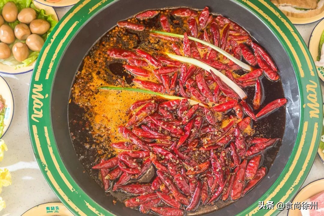 徐州闹市一角，还原了80年代的市井范儿！笸箩上菜，98元吃17样！