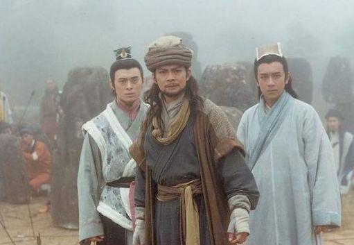 郭靖和乔峰谁的降龙十八掌厉害，郭靖有外挂，乔峰就是外挂