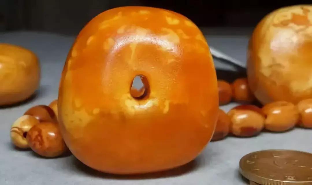 刚买回来的蜜蜡有裂痕有没有事,蜜蜡为什么没有碰就裂开了