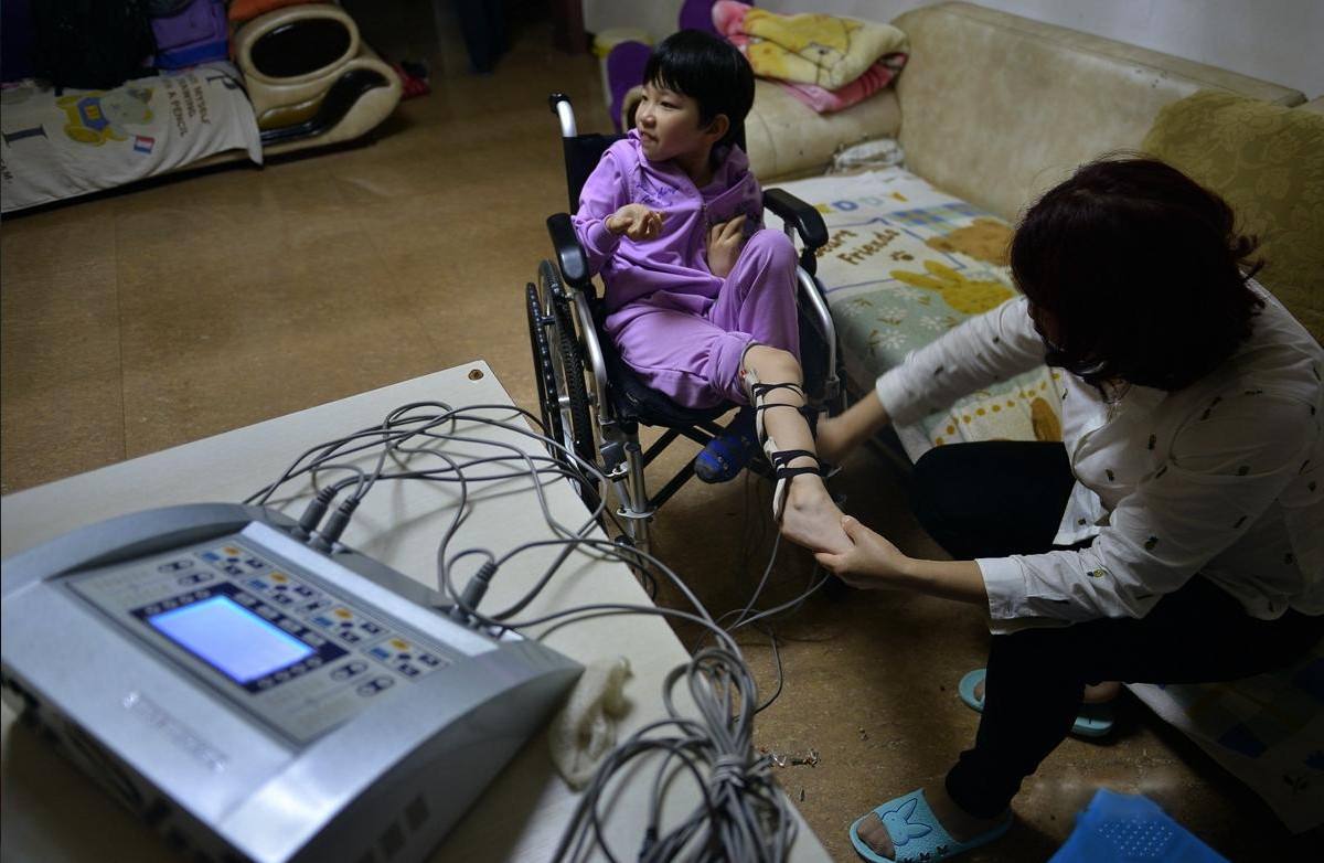 宝宝看手和脑瘫的区别,宝宝开始发育正常后面还会脑瘫吗