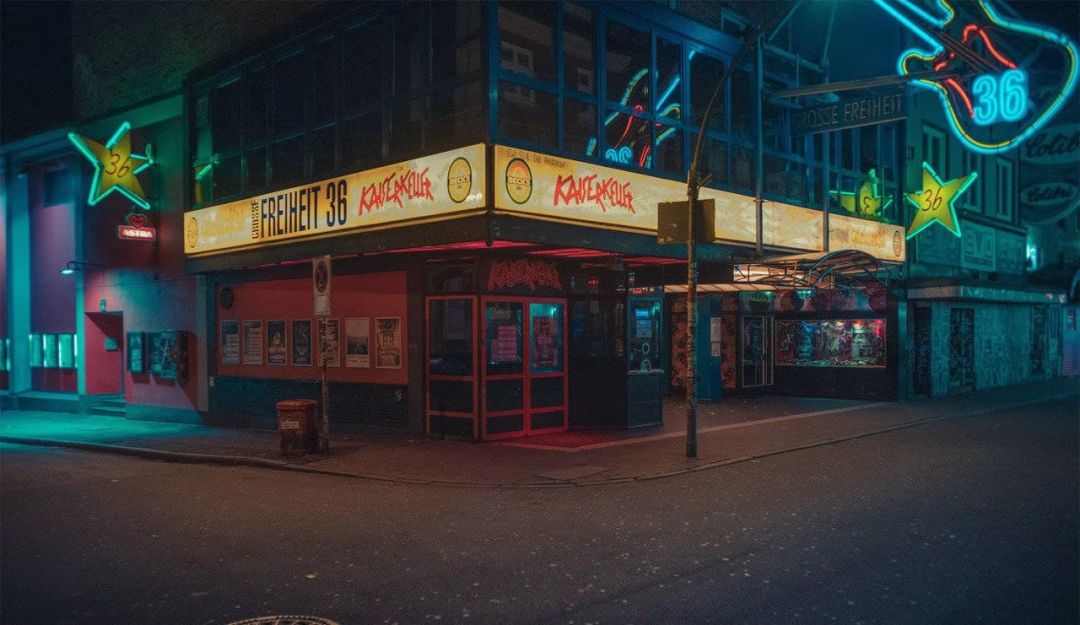 “喂，晚上带包烟来见我。”