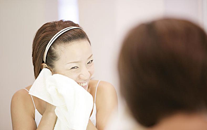 热水和冷水哪个洗脸容易长痘,热水洗脸和洗面奶洗脸哪个好