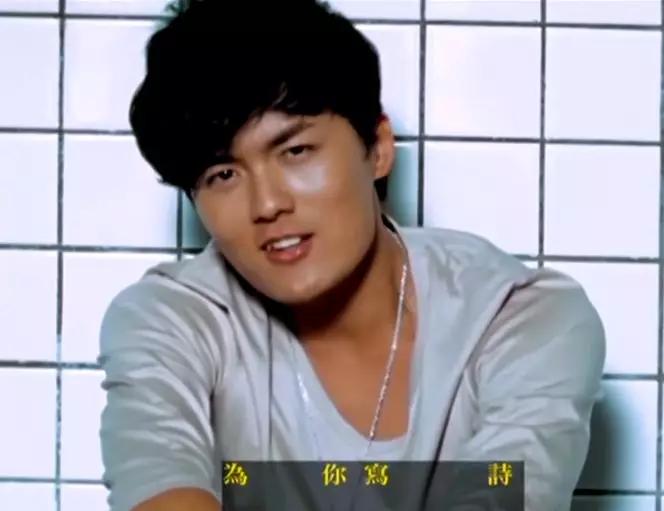 他曾是偶像歌手,拍电影赔光积蓄,回归后依然“不留后路”