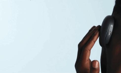 一个能当话筒的耳机,可以当翻译员的耳机