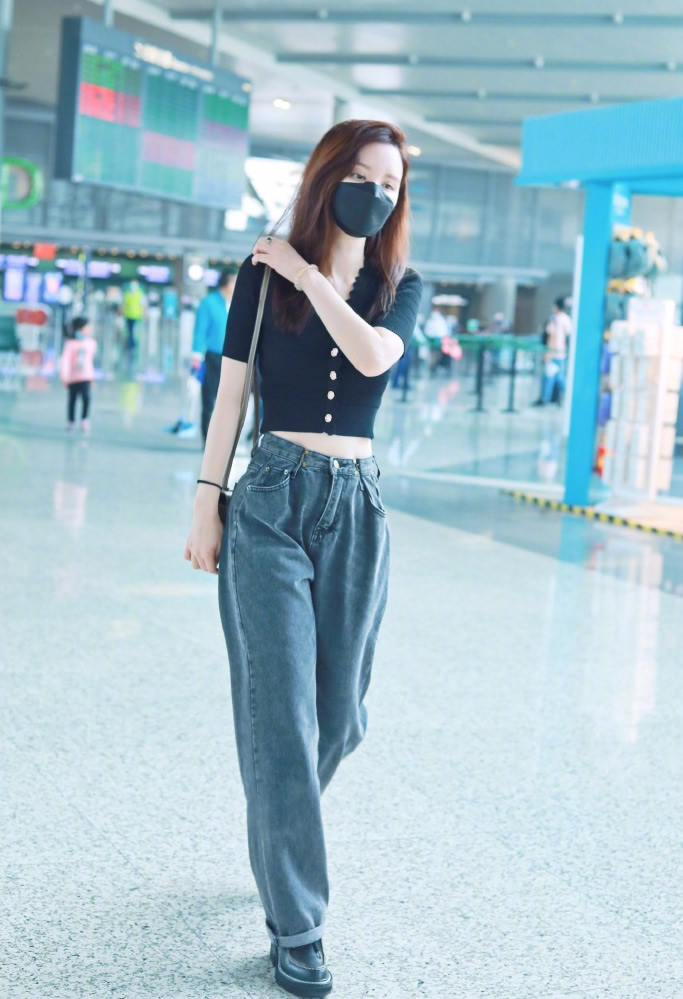 白裤子阔腿裤搭什么上衣好看夏季,穿阔腿裤穿什么牛仔裤好看