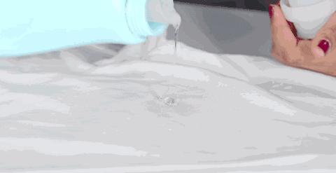 浅色的衣服有油污渍怎么办,如何清洗衣服上的顽固油污渍