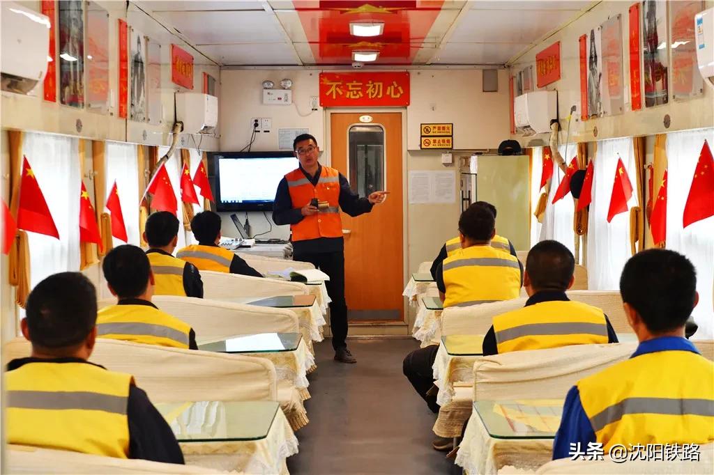 这是一列只有“纯爷们儿”的火车