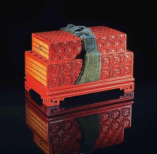 相比国之重器，形微体轻的文具盒同样反映了不同时代的美学风尚