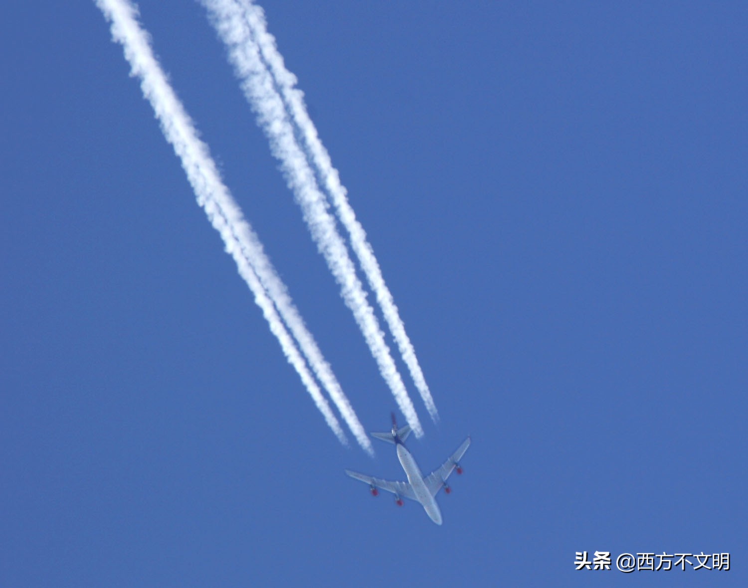 飞机空中放油全过程,油到处飞是什么原因