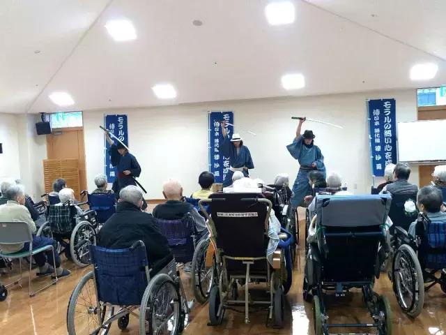 日本街头惊现捡垃圾天团，又酷又中二，网友：我也就看了十几遍吧