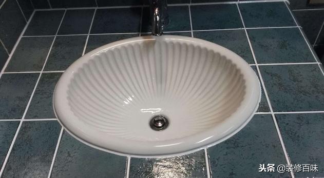 家里的玻璃胶发黑怎么清洗,家里的玻璃胶怎么预防发黄