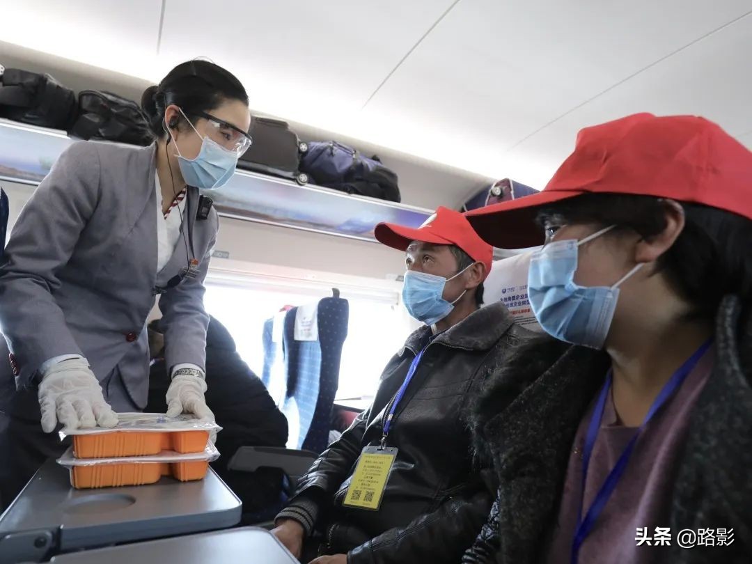 抗击疫情守护平安摄影征稿,战疫情保春运铁路警察在行动