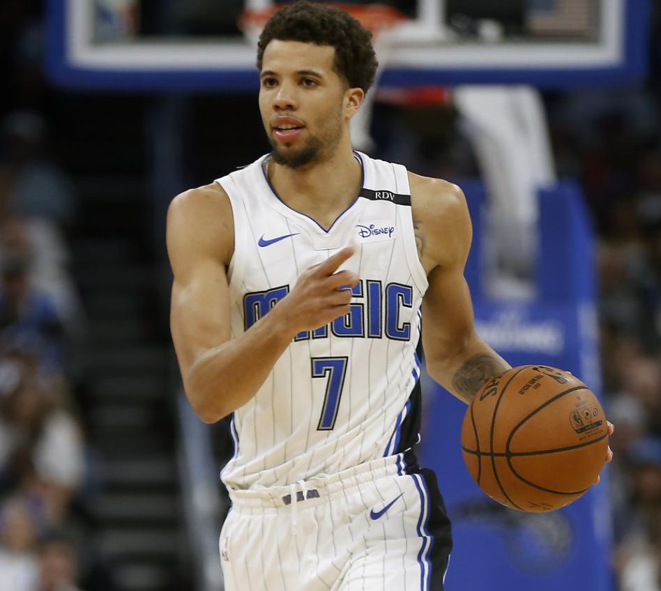 给机会不中用呀！詹姆斯高呼：“7号”投射不行，切断传球即可