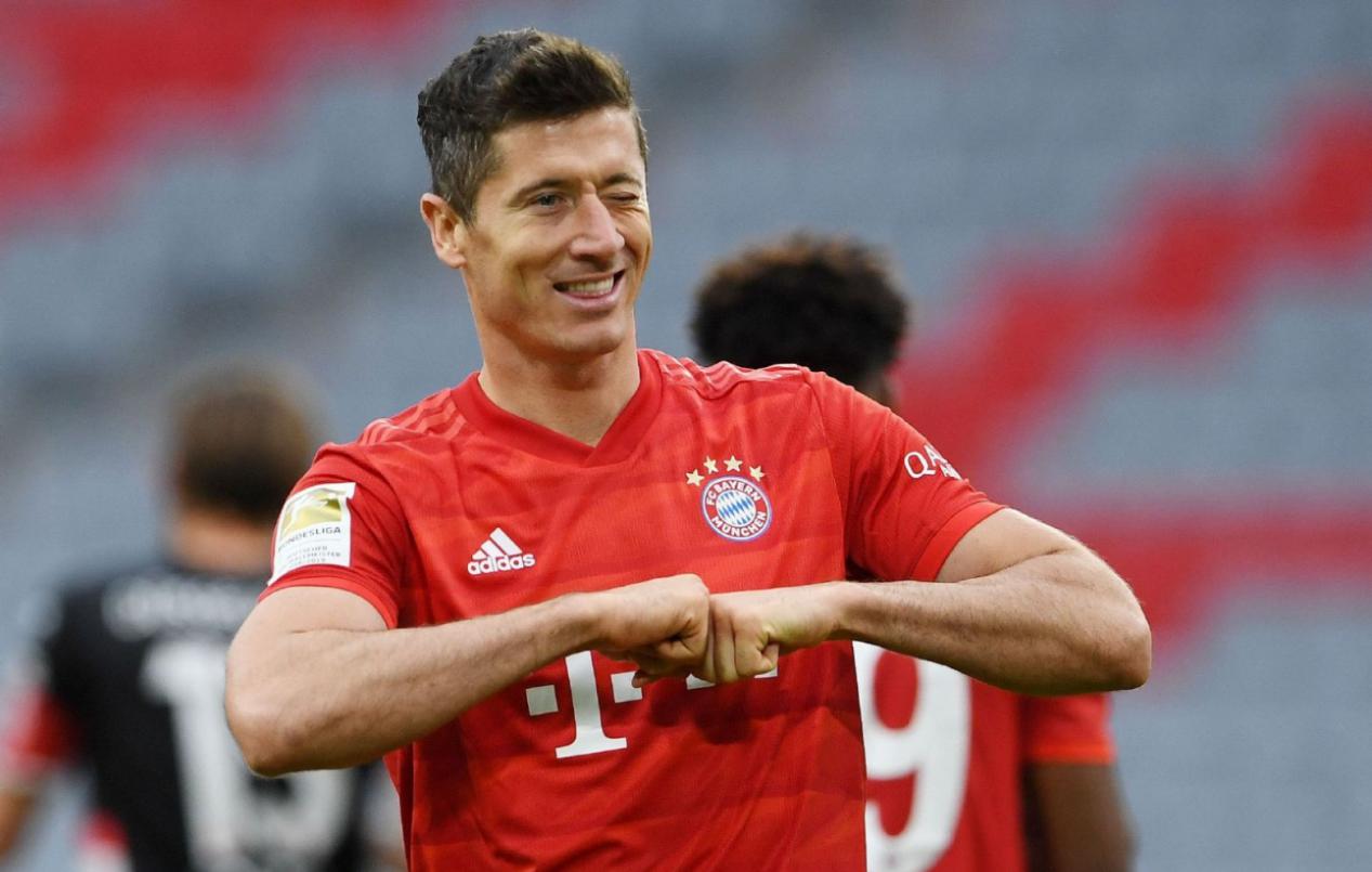 近十年来公认的三大中锋之一，全面解析几乎完美的拜仁神锋莱万