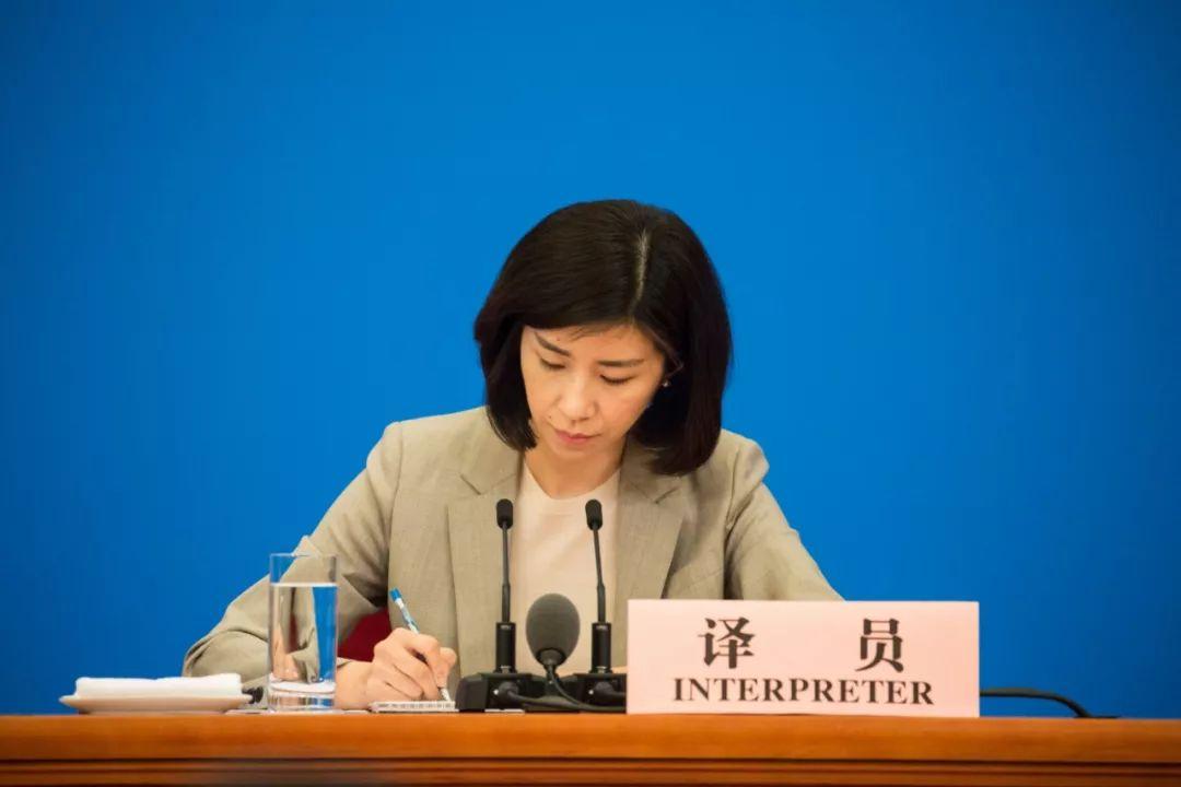 高级翻译张璐进入会场视频,翻译界四大女神