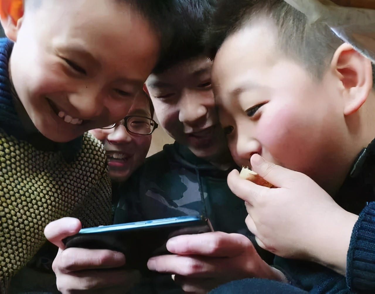 熊孩子疯狂买卡片花掉数十万元,熊孩子用3美金买兰博基尼