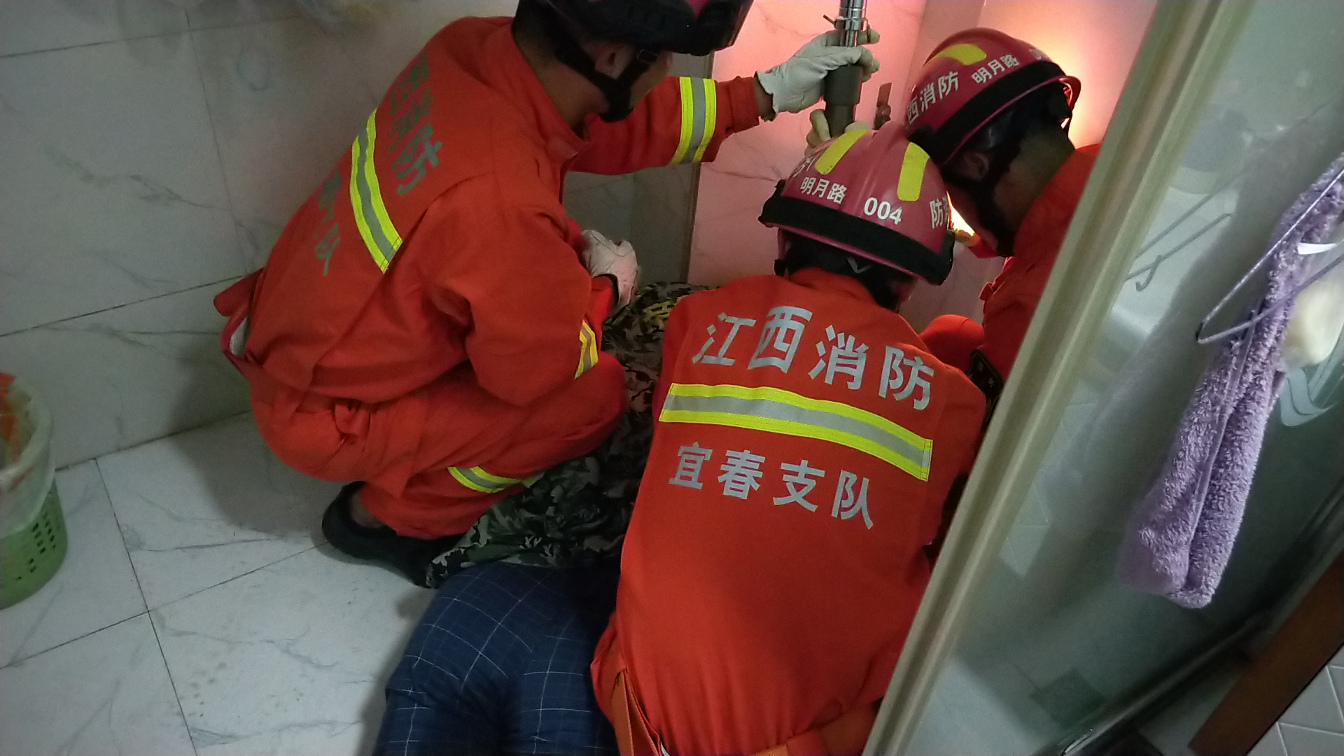 七旬老人手卡便池救人,老人手臂被卡便池消防助其脱困