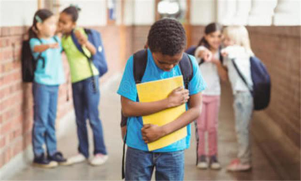 儿子在学校被同学孤立该咋办,孩子在学校被同学孤立怎么解决