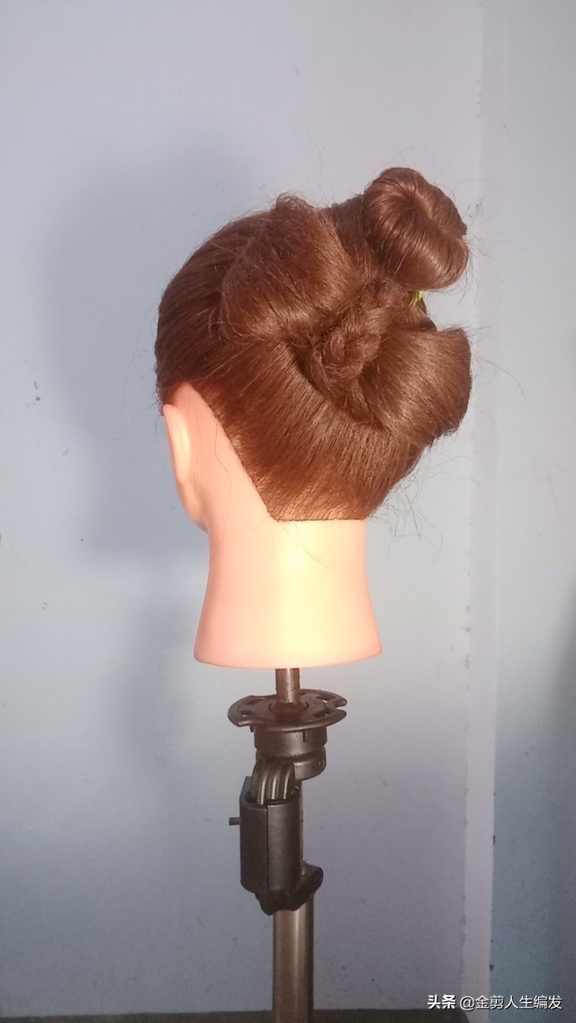 小女孩扎蝴蝶结发型扎法,叶罗丽思思的蝴蝶结发型